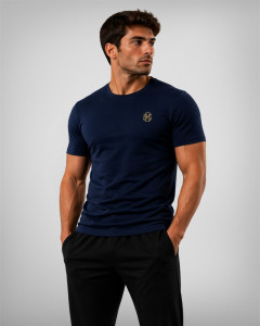 Camiseta azul oscuro con logotipo dorado