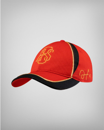 Червена шапка с черни ивици