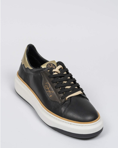 Black sneakers with two-tone laces