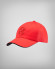 Gorra roja con logotipo en relieve