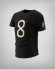 Camiseta negra para niños con un ocho dorado